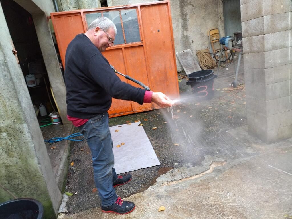 De la dent dure - André , Vali , l'homme qui se nettoie les mains au Karcher ...